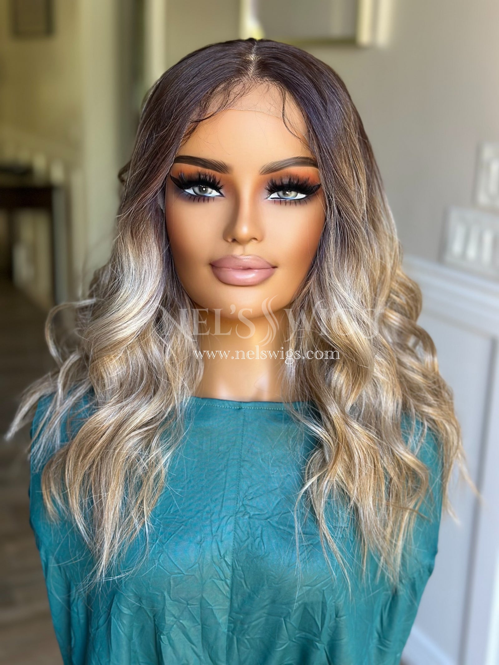 Ariana 01 - Medium Blonde with Light Blonde Money Pieces