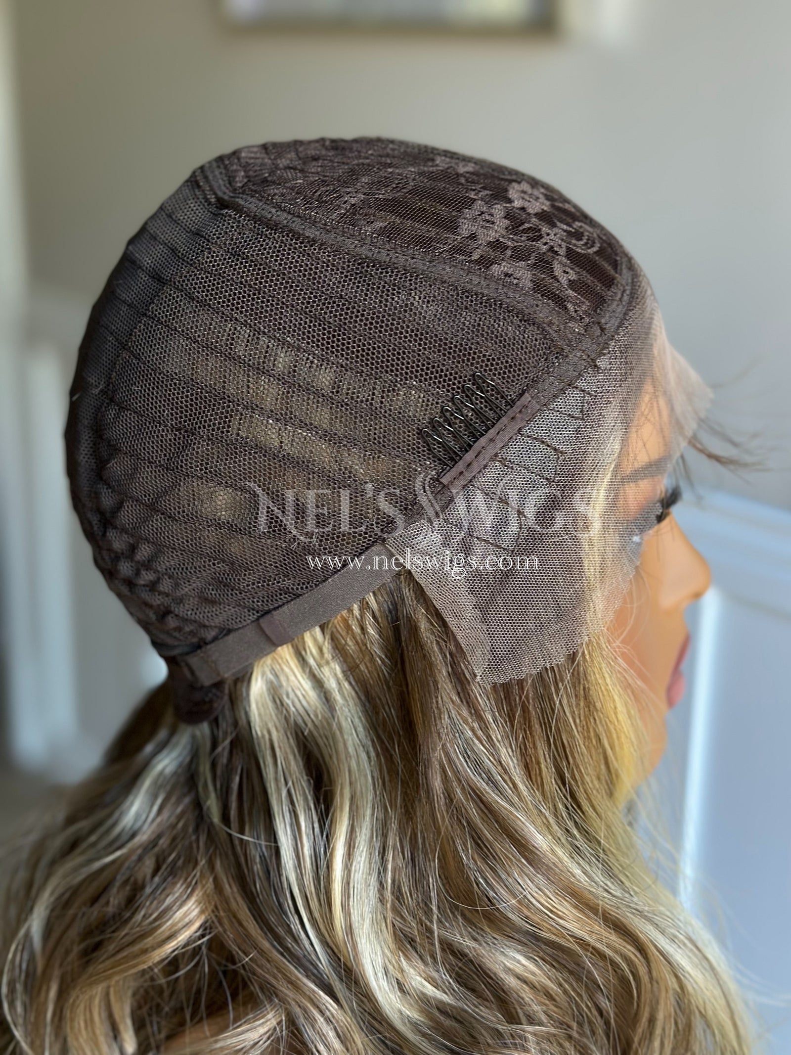 Ariana 07 - Warm Blonde & Light Brown Mix Highlighted