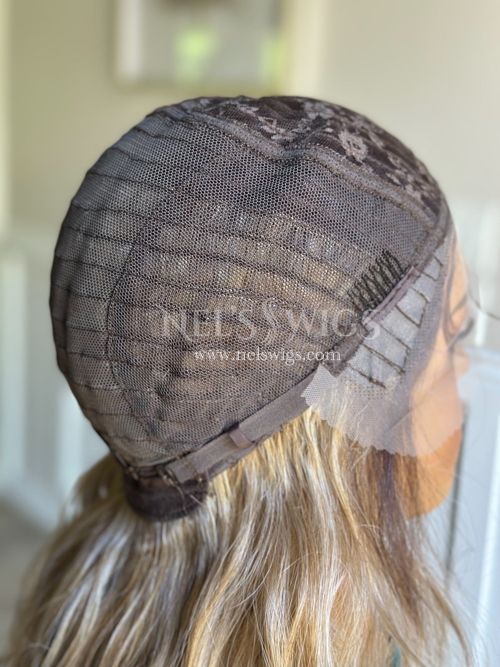 Ariana 01 - Medium Blonde with Light Blonde Money Pieces