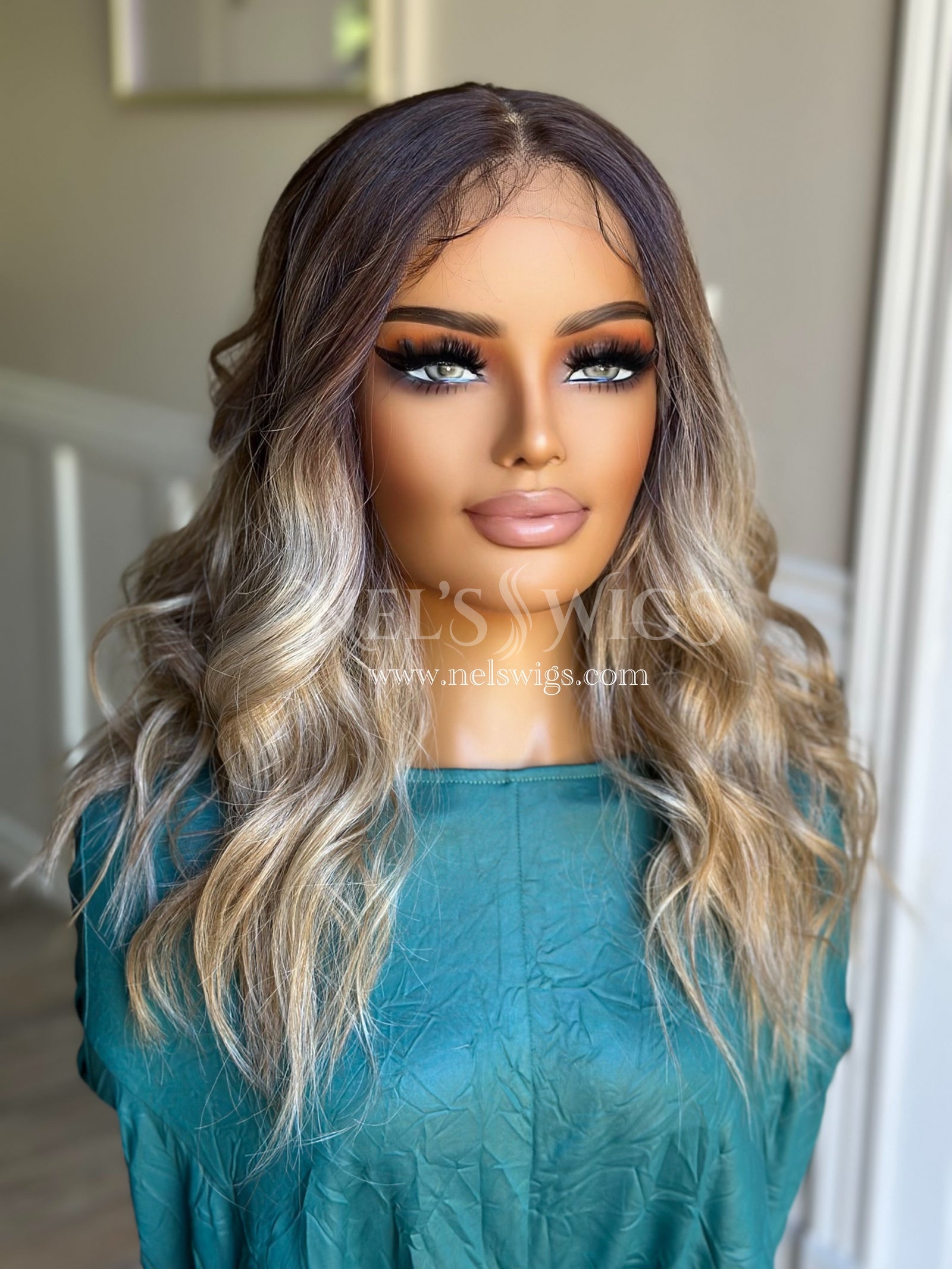 Ariana 01 - Medium Blonde with Light Blonde Money Pieces