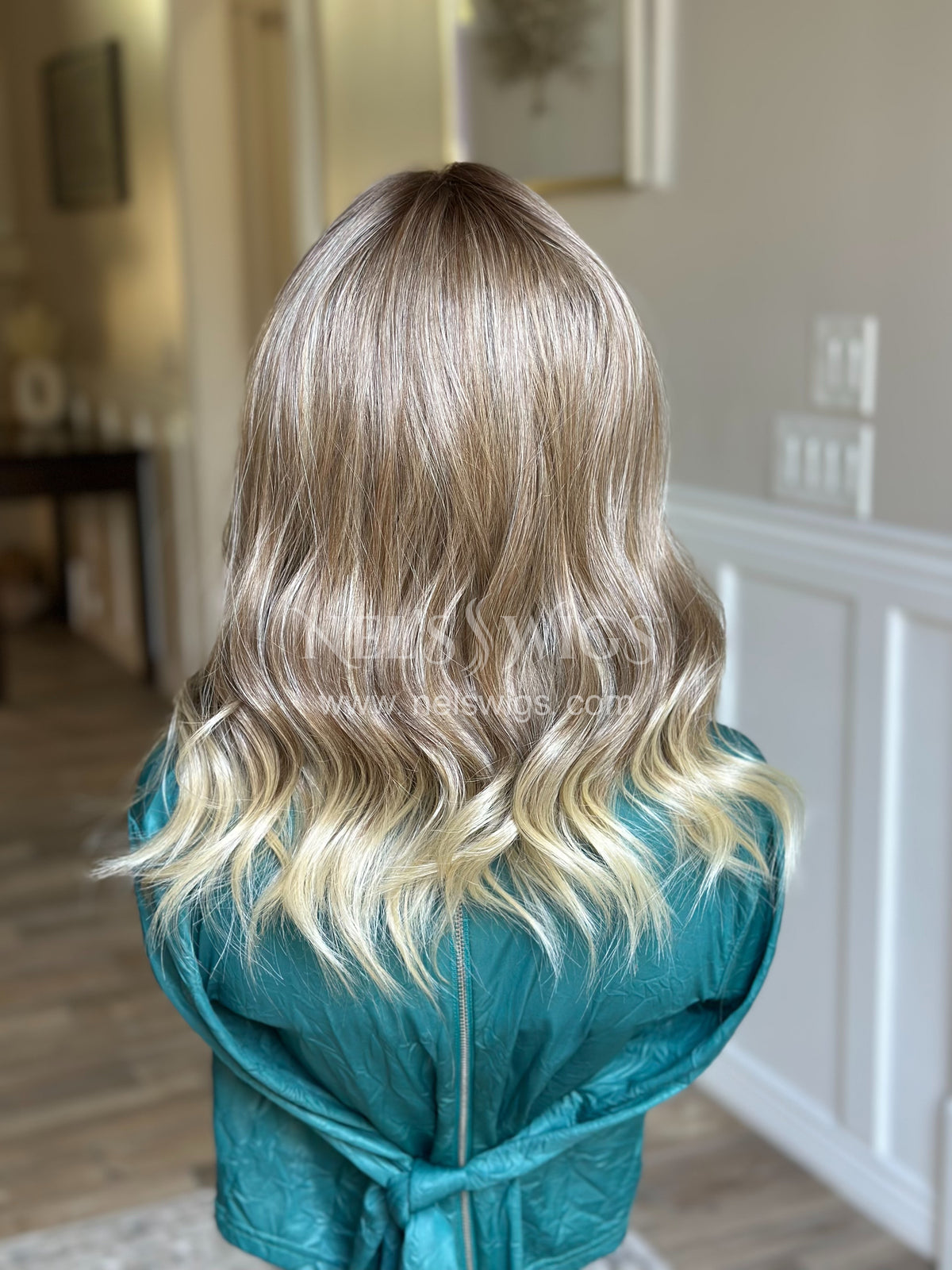 Terry 04 - NEUTRAL BLONDE WITH WARM BLONDE ENDS