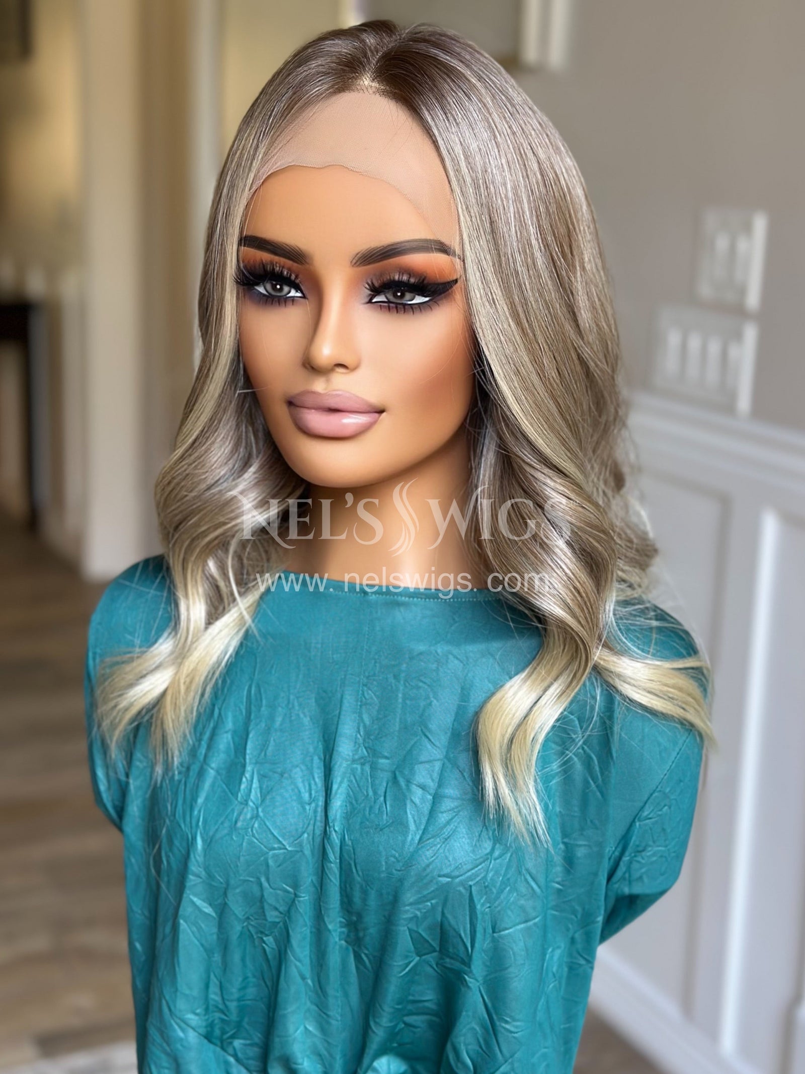 Terry 04 - NEUTRAL BLONDE WITH WARM BLONDE ENDS
