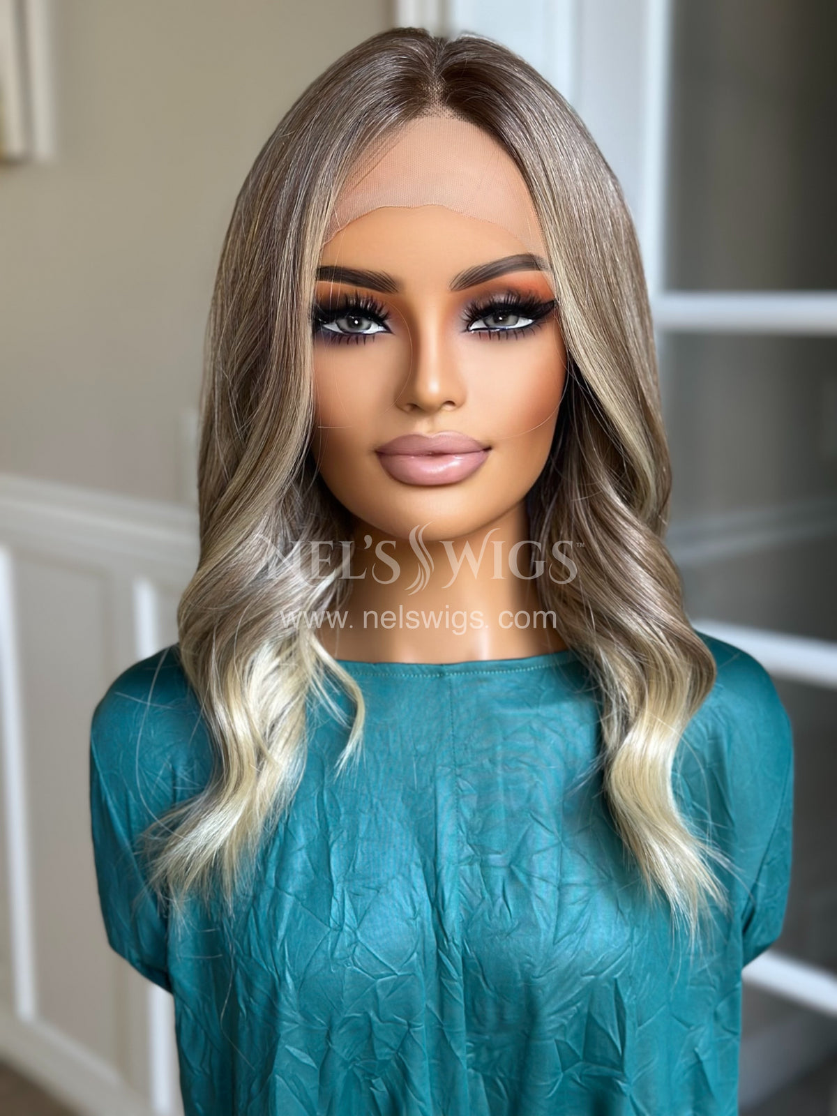 Terry 04 - NEUTRAL BLONDE WITH WARM BLONDE ENDS