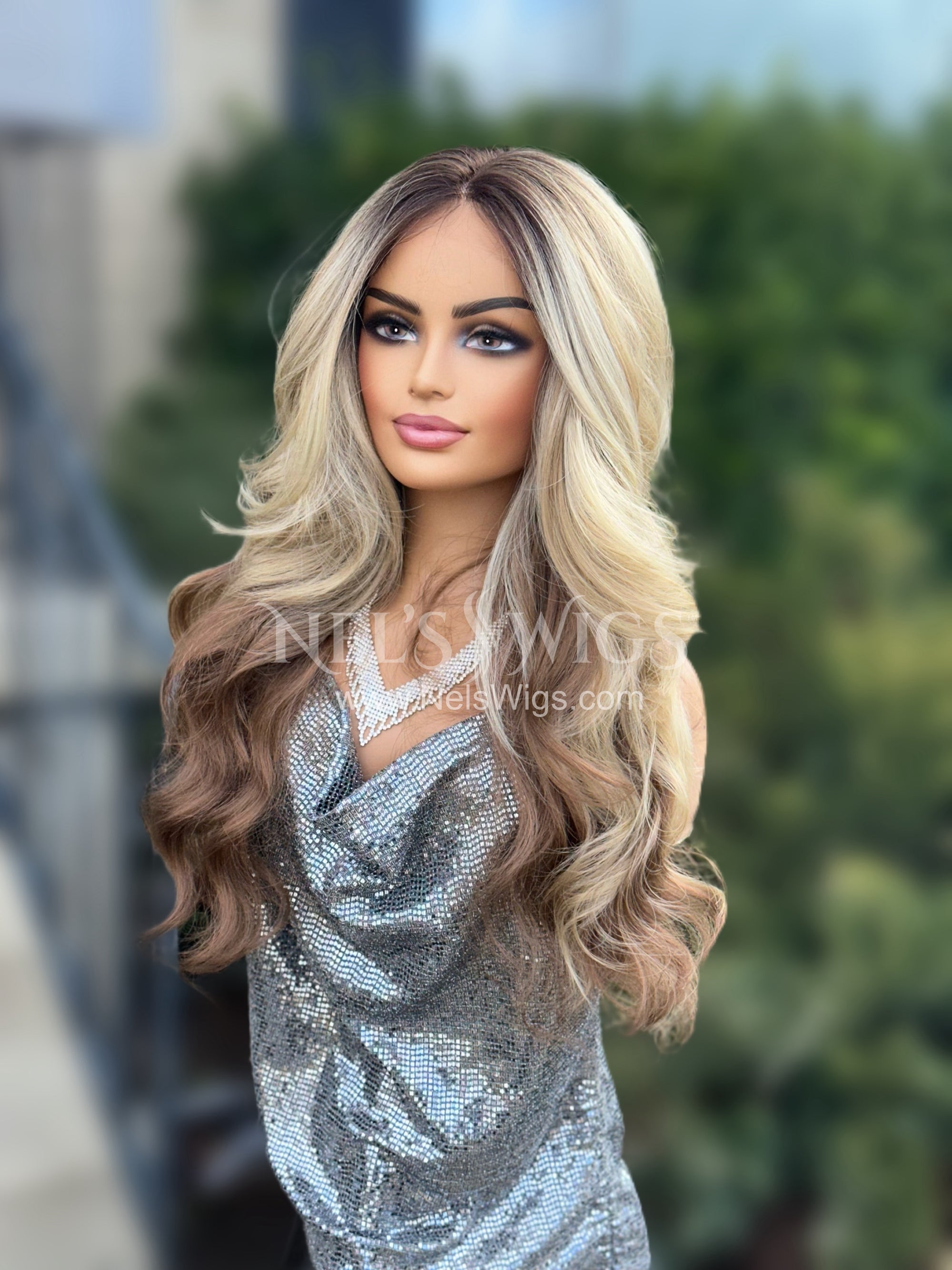 Mistey – Blonde and Brunette Mix - Middle Part