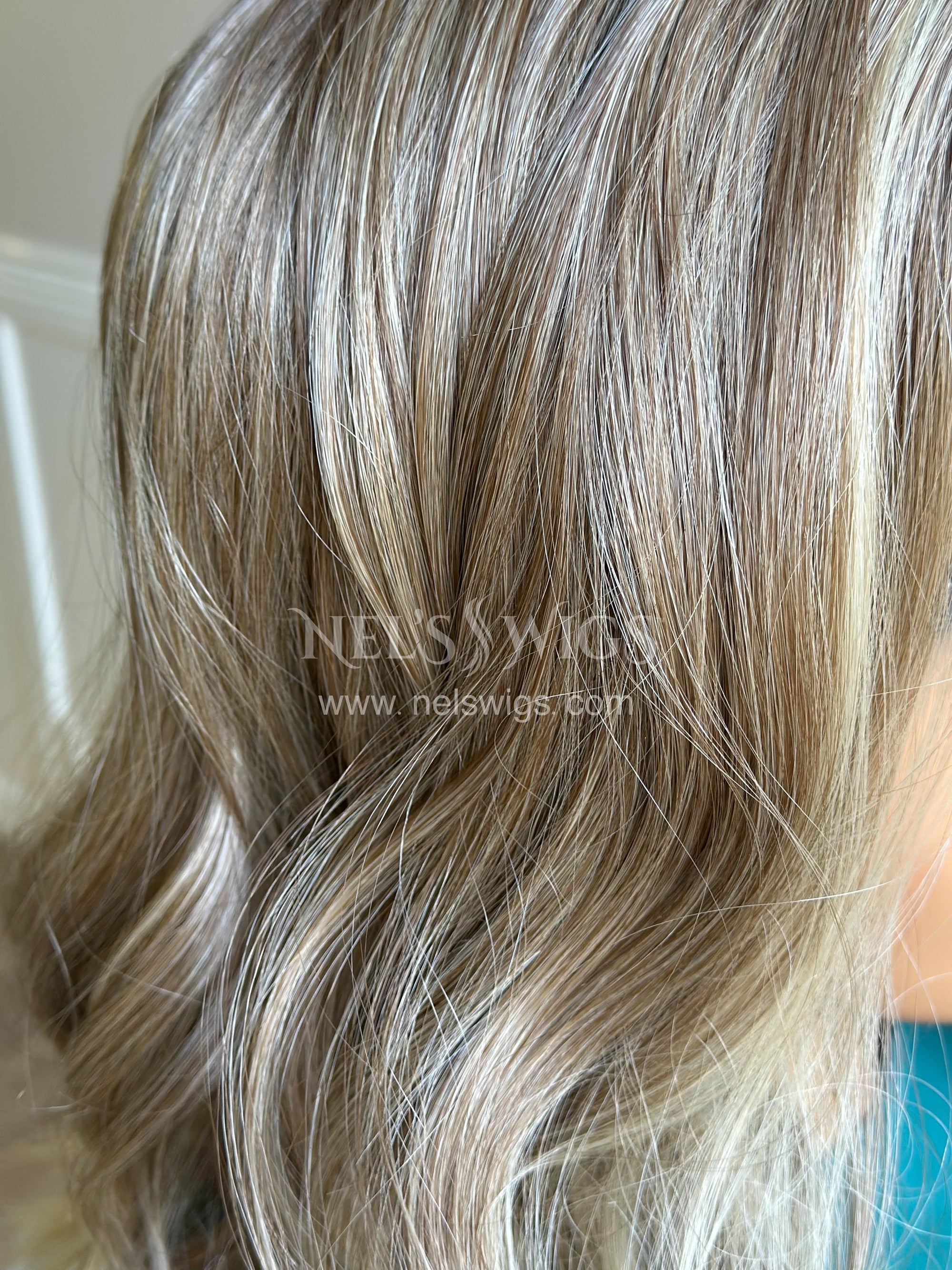 Terry 04 - NEUTRAL BLONDE WITH WARM BLONDE ENDS